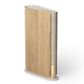 Bang & Olufsen Beosound Emerge in der Ausführung Gold Tone und Light Oak. Die Studio-Aufnahme aus der Dreiviertel-Perspektive zeigt das preisgekrönte, buchähnliche Design mit echtem Eichenholz, sandfarbenem Textil und goldfarbenem Aluminium-Standfuß. Ideal für minimalistische High-End-Interieurs.