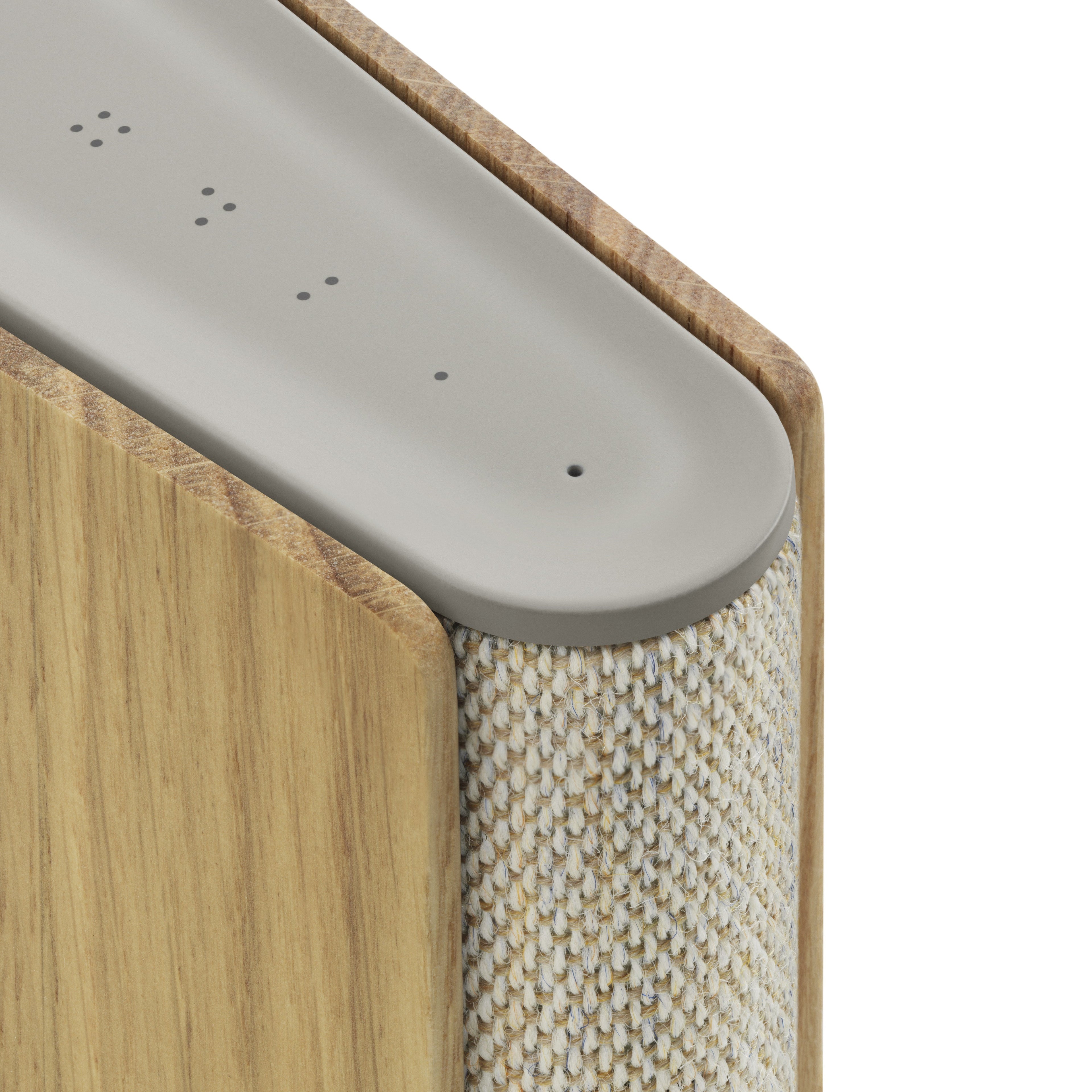 Detaillierte Nahaufnahme der Oberseite des Beosound Emerge (Gold Tone / Light Oak). Das Bild zeigt die feine Maserung der Eichenholz-Seitenteile, den strukturierten Kvadrat-Textilbezug und die sandfarbene Soft-Touch-Bedienoberfläche mit dezenten LED-Indikatoren für die Presets.