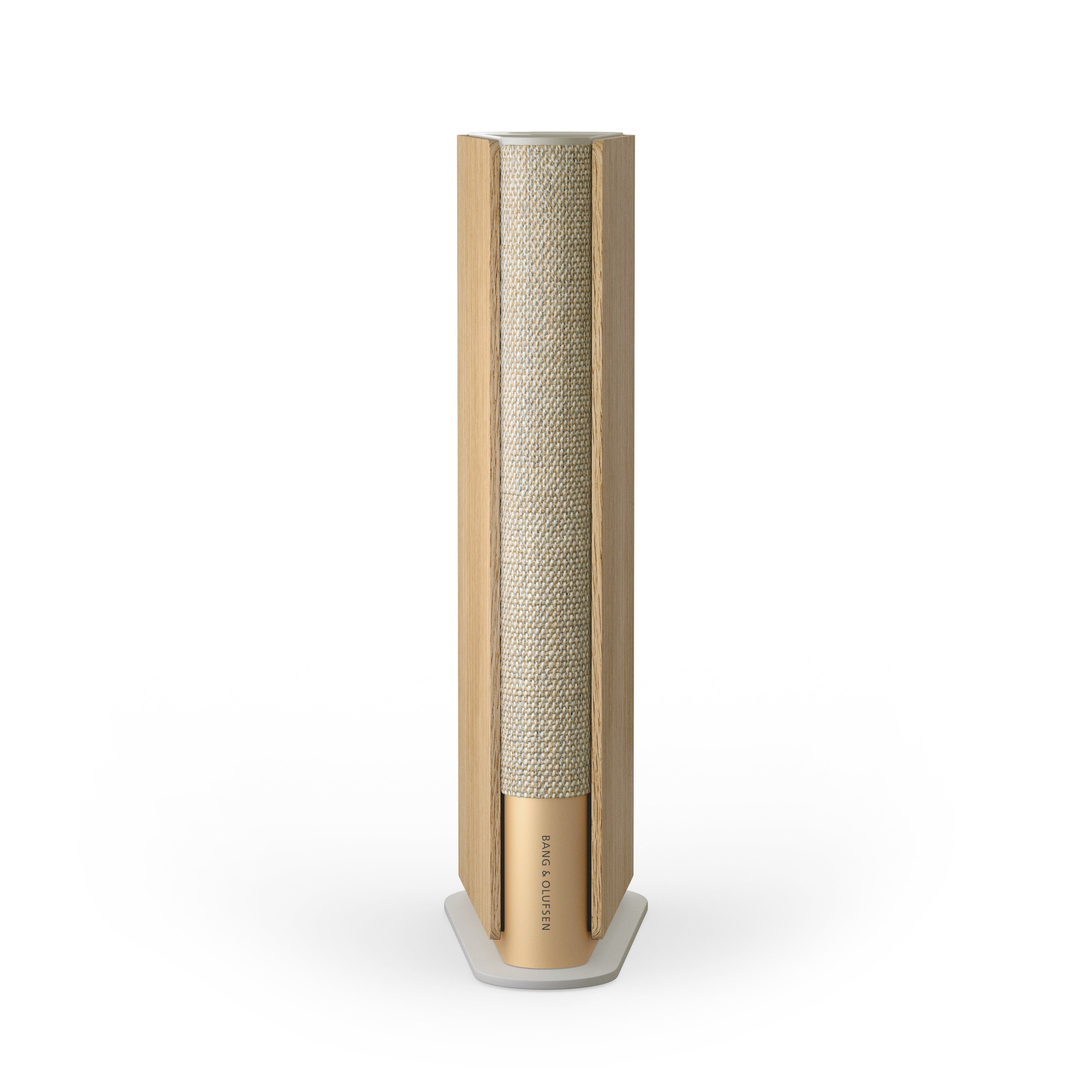 Studio-Aufnahme des Beosound Emerge in Gold Tone / Light Oak. Die schlanke, buchähnliche Silhouette zeigt die Kombination aus hellem Eichenholz, gewebtem Textil und goldfarbenem Aluminium.