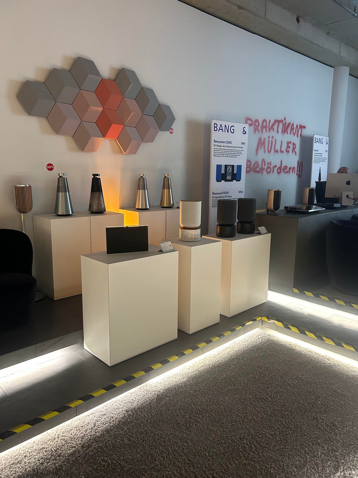 Bang & Olufsen Pop-up Store im Living Berlin. Ansicht auf Flexible Products mit Beosound 2, beosound Balnce, Beosound Level etc.