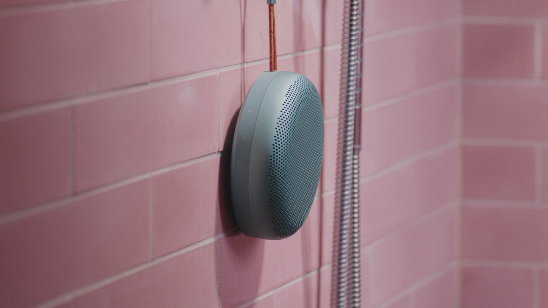 Load video: Beosound A1 3rd generation in green in shower - speaker gets wet