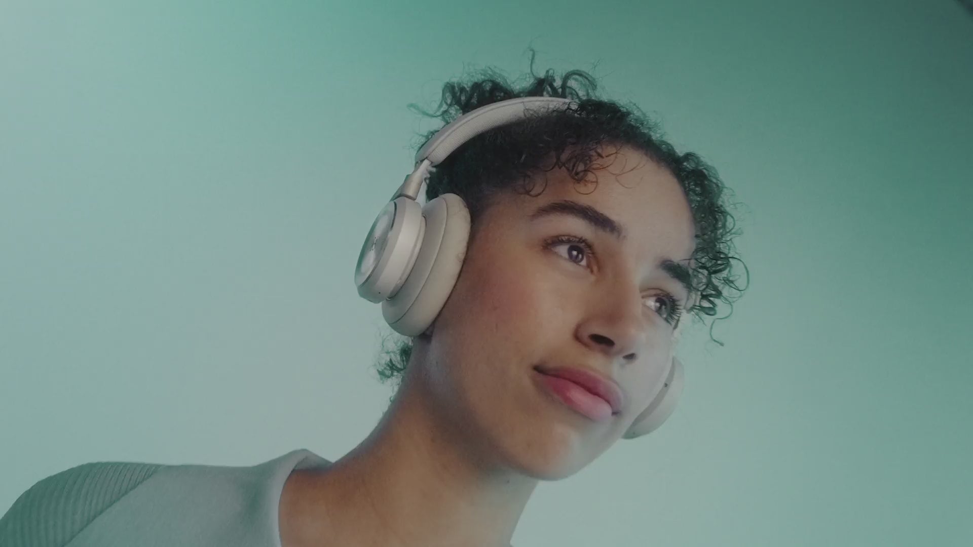 Aufnahmen von tanzender Frau mit einem Beoplay HX auf dem Kopf