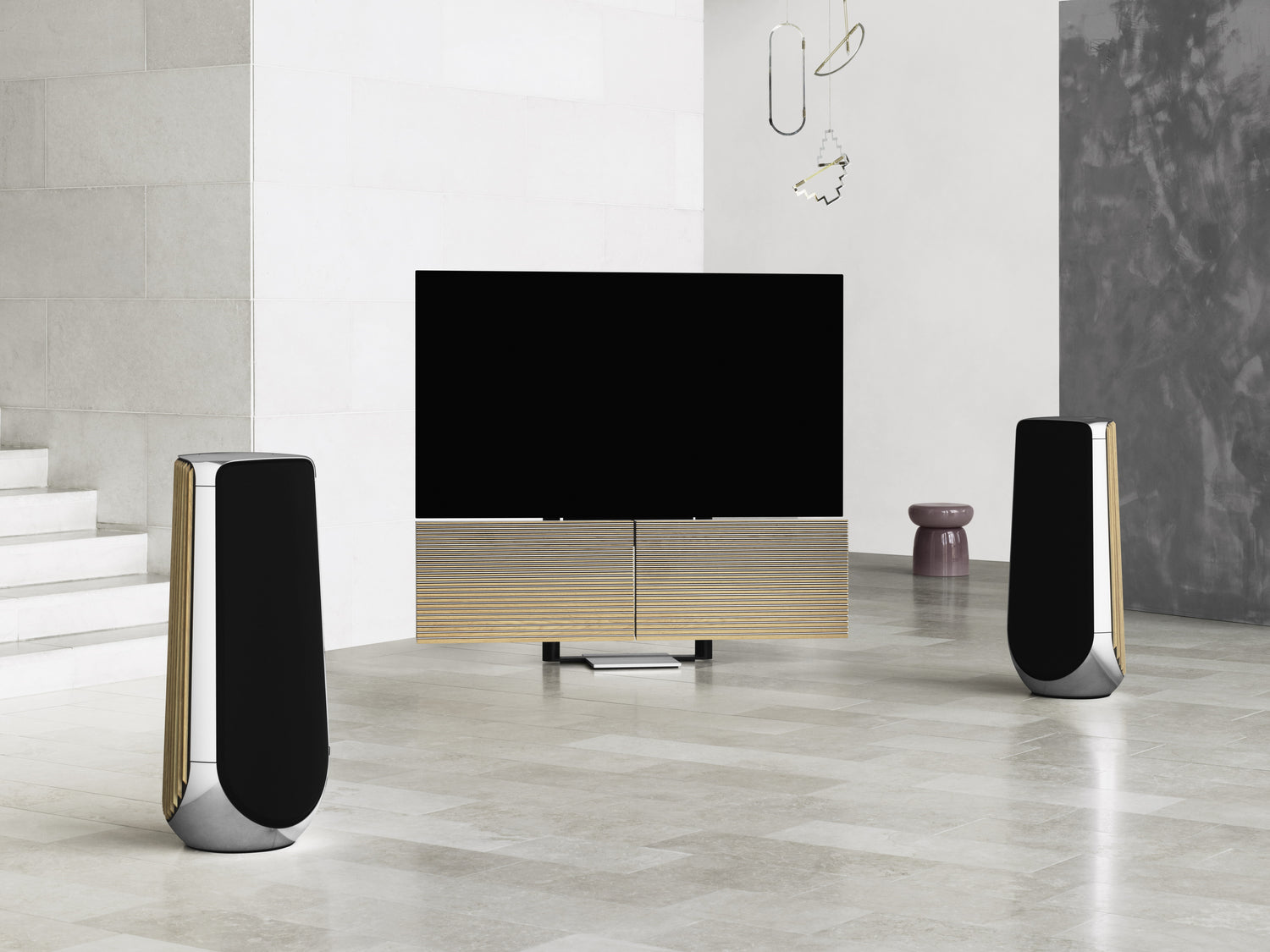 BeoVision Harmony mit BeoLab 50 in einer Lobby