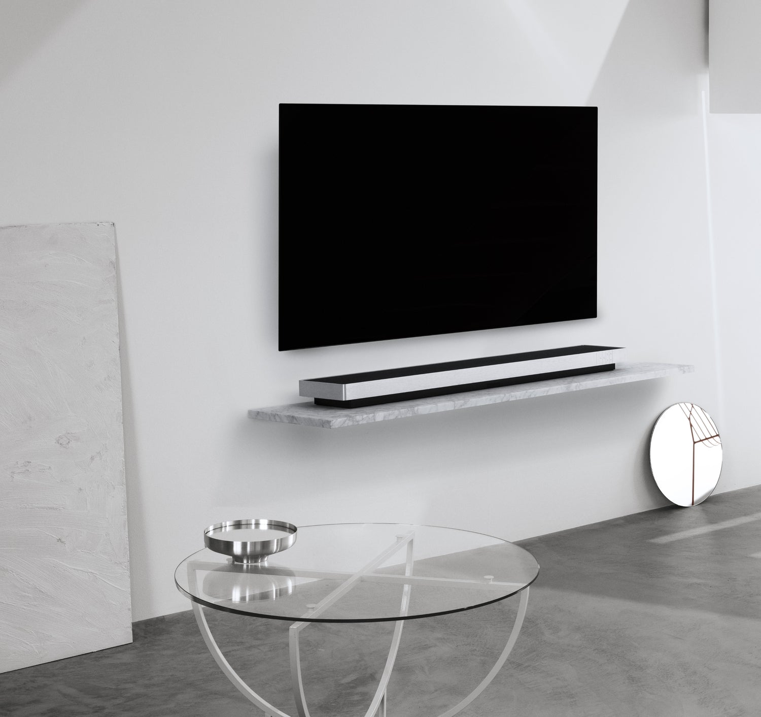 BeoSound Stage in black / silver auf einem Wandboard